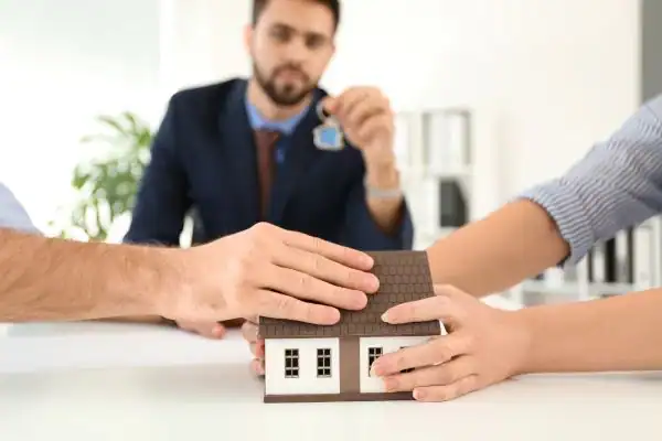 Couple arguing over property in divorce mediation Hounslow